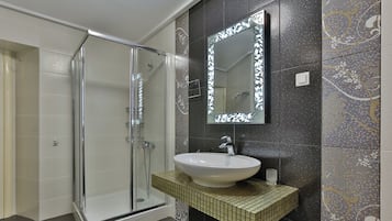 House, 4 Bedrooms, Smoking, Balcony | Bathroom