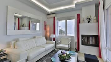 House, 4 Bedrooms, Smoking, Balcony | Living area