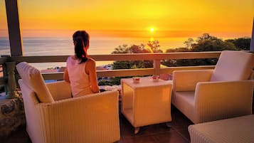House, 4 Bedrooms, Smoking, Balcony | Living room