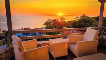 House, 4 Bedrooms, Smoking, Balcony | Living room