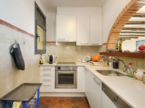 Een koelkast, een oven, een kookplaat, een vaatwasser