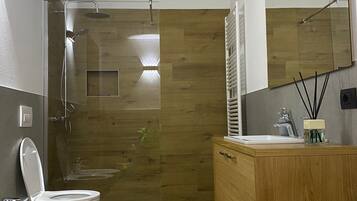 Bathroom amenities | Shower