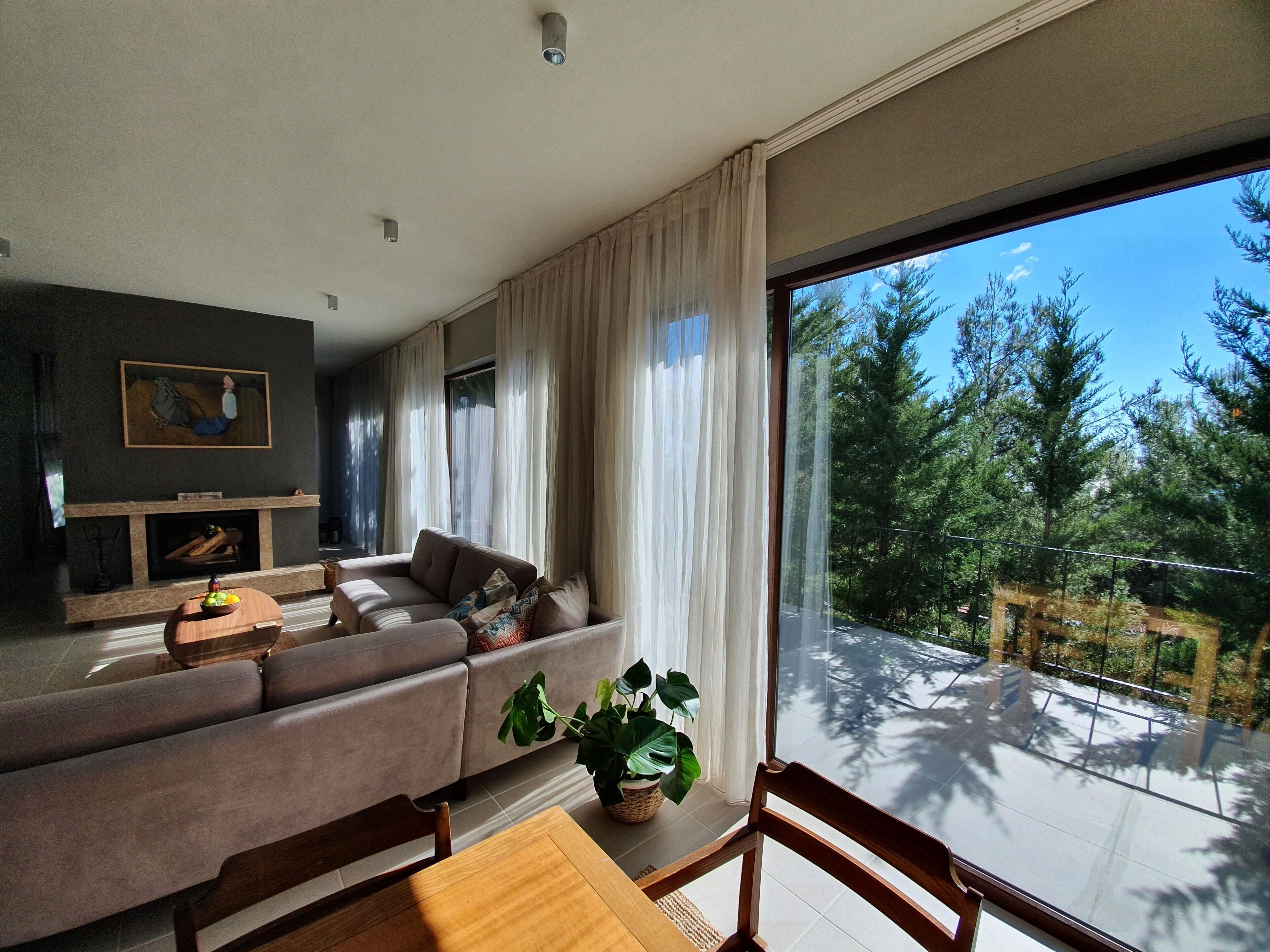 Caja de seguridad en la habitación y muebles diferentes 