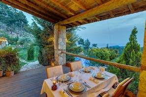 朝食、ランチ、ディナーに営業 (プールビュー)