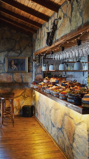 Café da manhã com buffet grátis todos os dias