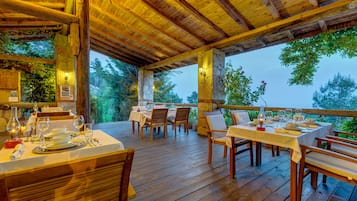 Se sirven desayunos, almuerzos y cenas (con vistas a la piscina)