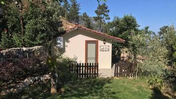 Cabin, Courtyard View | In-room safe, individually furnished, laptop workspace, blackout drapes