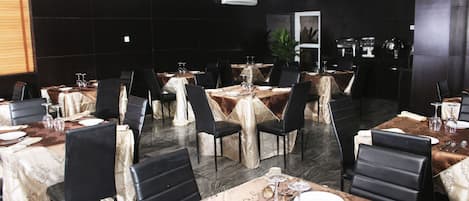 Room, 1 Bedroom, Accessible, Smoking | Dining