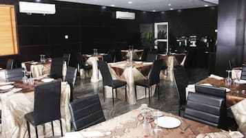 Room, 1 Bedroom, Accessible, Smoking | Dining