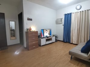 Chambre, 1 chambre, accessible aux personnes à mobilité réduite, vue jardin | Salle de séjour