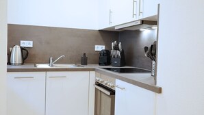 Wasserkocher mit Kaffee-/Teezubehör, Kühlschrank, Ofen, Herdplatte