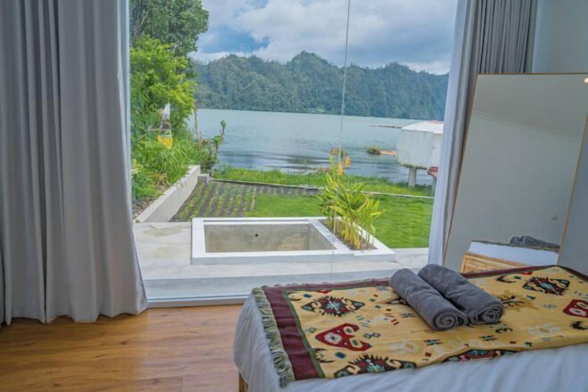 1 bedroom, bed sheets
