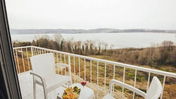 Royal Room, 1 Queen Bed, Jetted Tub, Lake View | Lake view