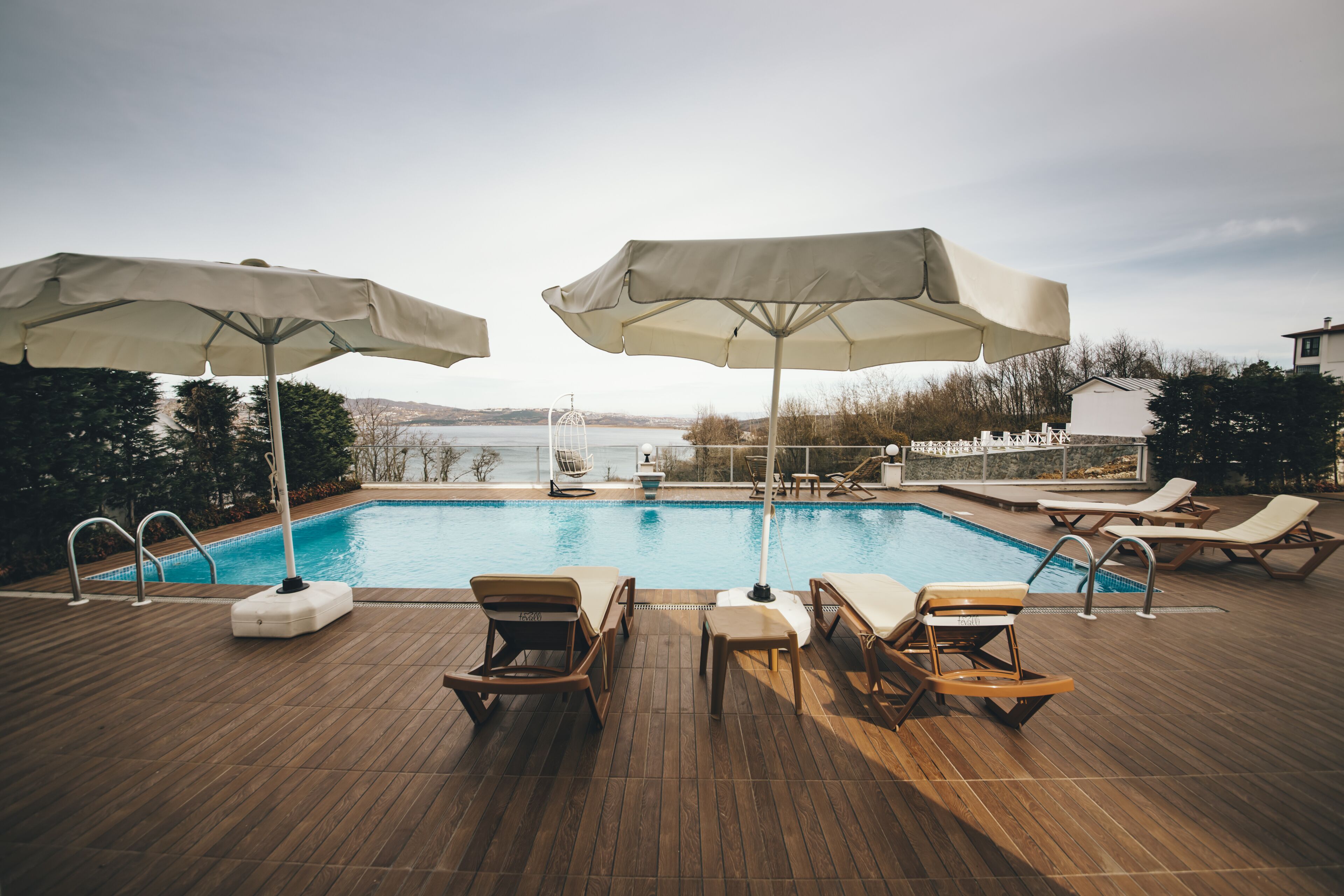 Kolam renang outdoor, dengan payung kolam renang dan kursi berjemur