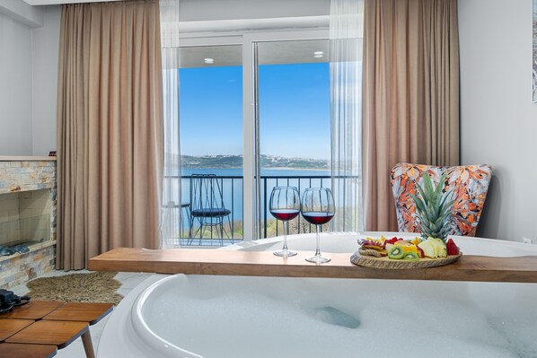 Chambre Royale, 1 grand lit, bain à remous, vue lac