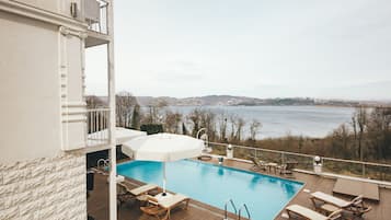 Vista frontal de la propiedad