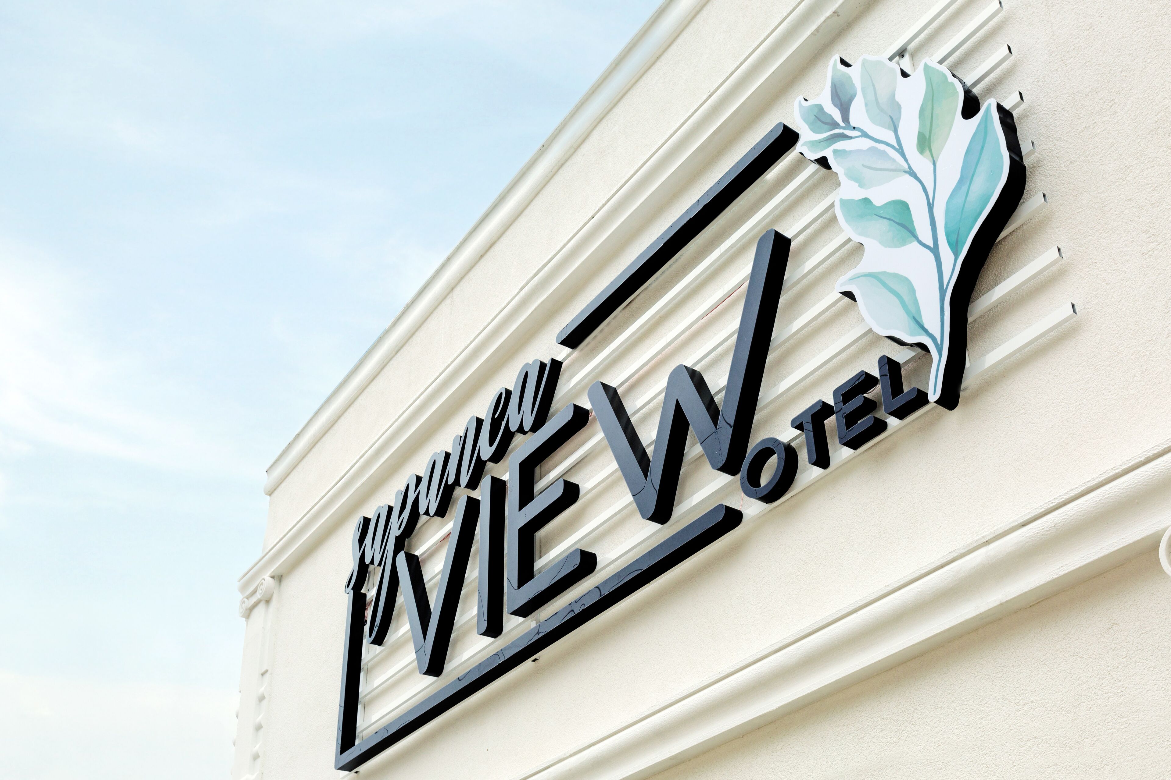 A hotel sign with the name "Marriott View Hotel".