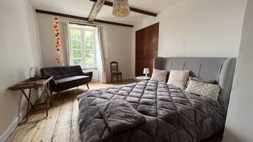 5 slaapkamers, een bureau, een strijkplank/strijkijzer, gratis wifi