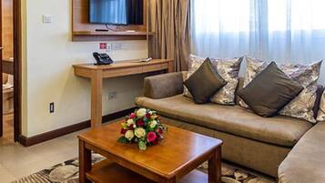 Room, 1 Bedroom, Accessible, Smoking | Living area
