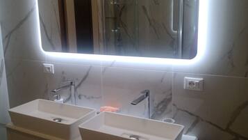 Apartment, 2 Bedrooms, Smoking, Balcony | Bathroom