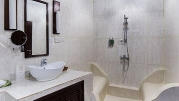 Room, 1 Bedroom, Accessible, Smoking | Bathroom