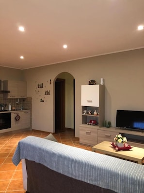 Huvila, 2 makuuhuonetta, tupakointi sallittu, patio | Olohuone | Taulutelevisio