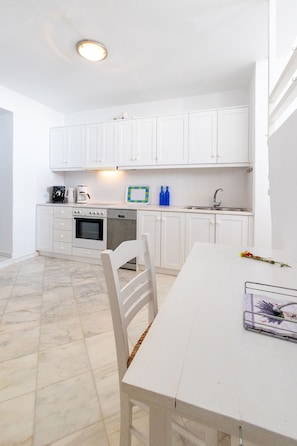 House, 3 Bedrooms, Balcony, Ocean View | Private kitchen