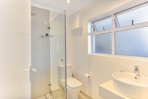 Apartment, 2 Bedrooms, Smoking, Balcony | Bathroom