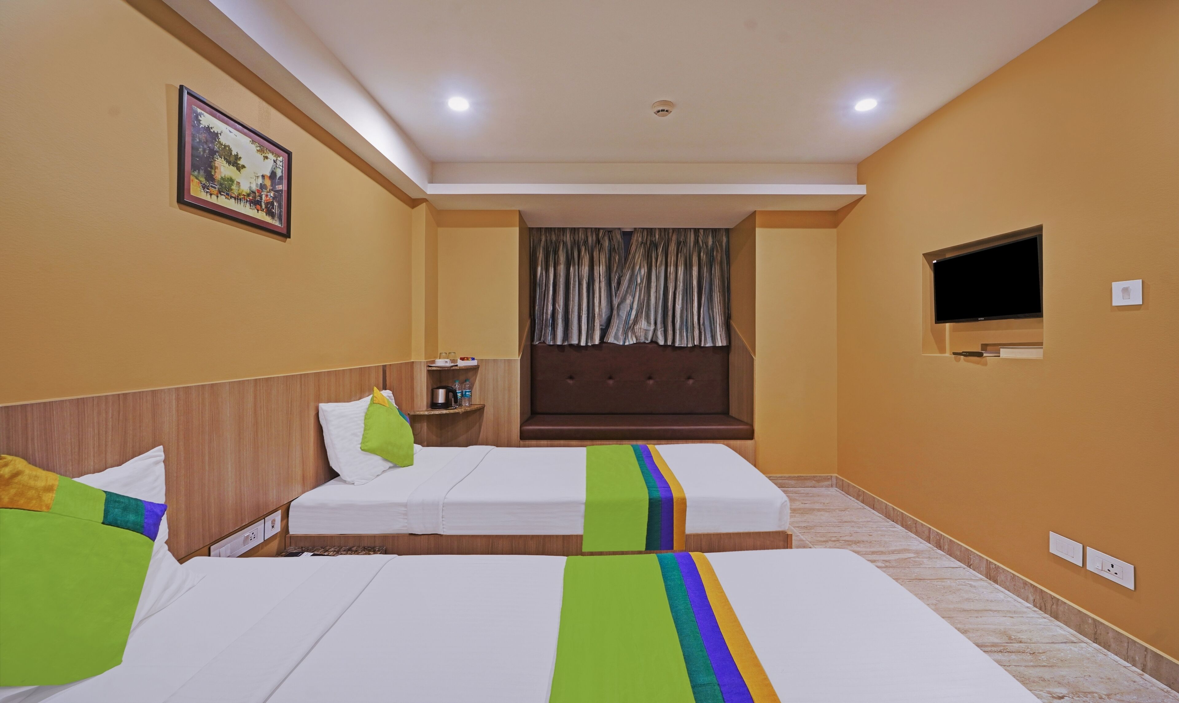 Deluxe Room | Desk, iron/ironing board