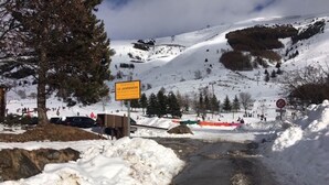 A snow-covered path with a sign indicating 'Le Joly'. - 2 Bed Apartment with great views backing onto the Diable ski lift (Les Deux Alpes)