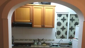 Coffee/tea maker, fridge, microwave, oven