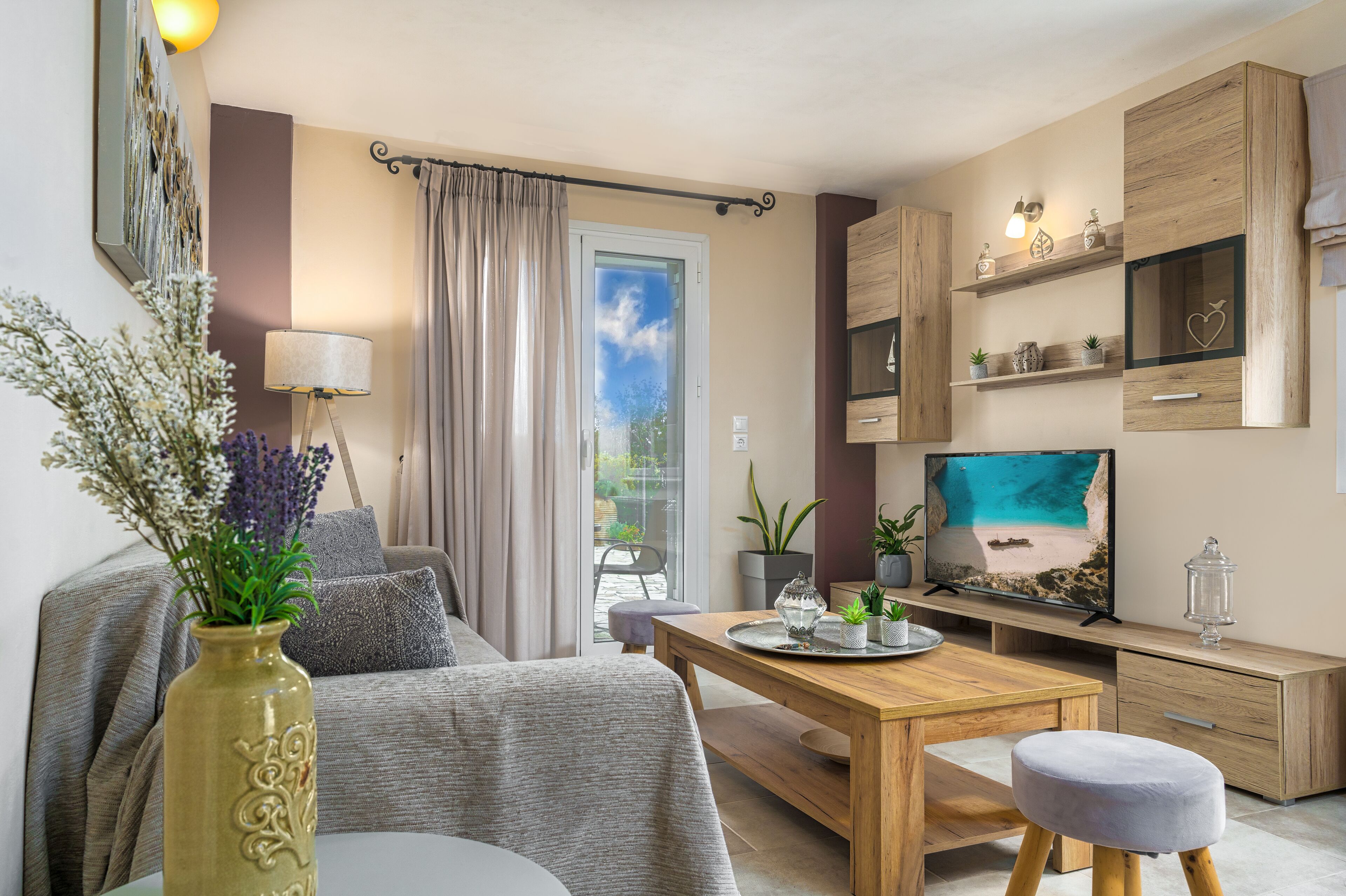 Apartamento superluxo | Área de estar | Smart TV 32 polegadas com canais via satélite, TV, impressoras