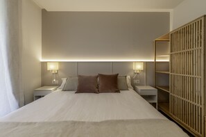 6 slaapkamers, een bureau, een strijkplank/strijkijzer, reisbedje