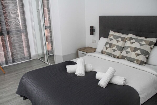 2 slaapkamers, een strijkplank/strijkijzer, gratis wifi, beddengoed