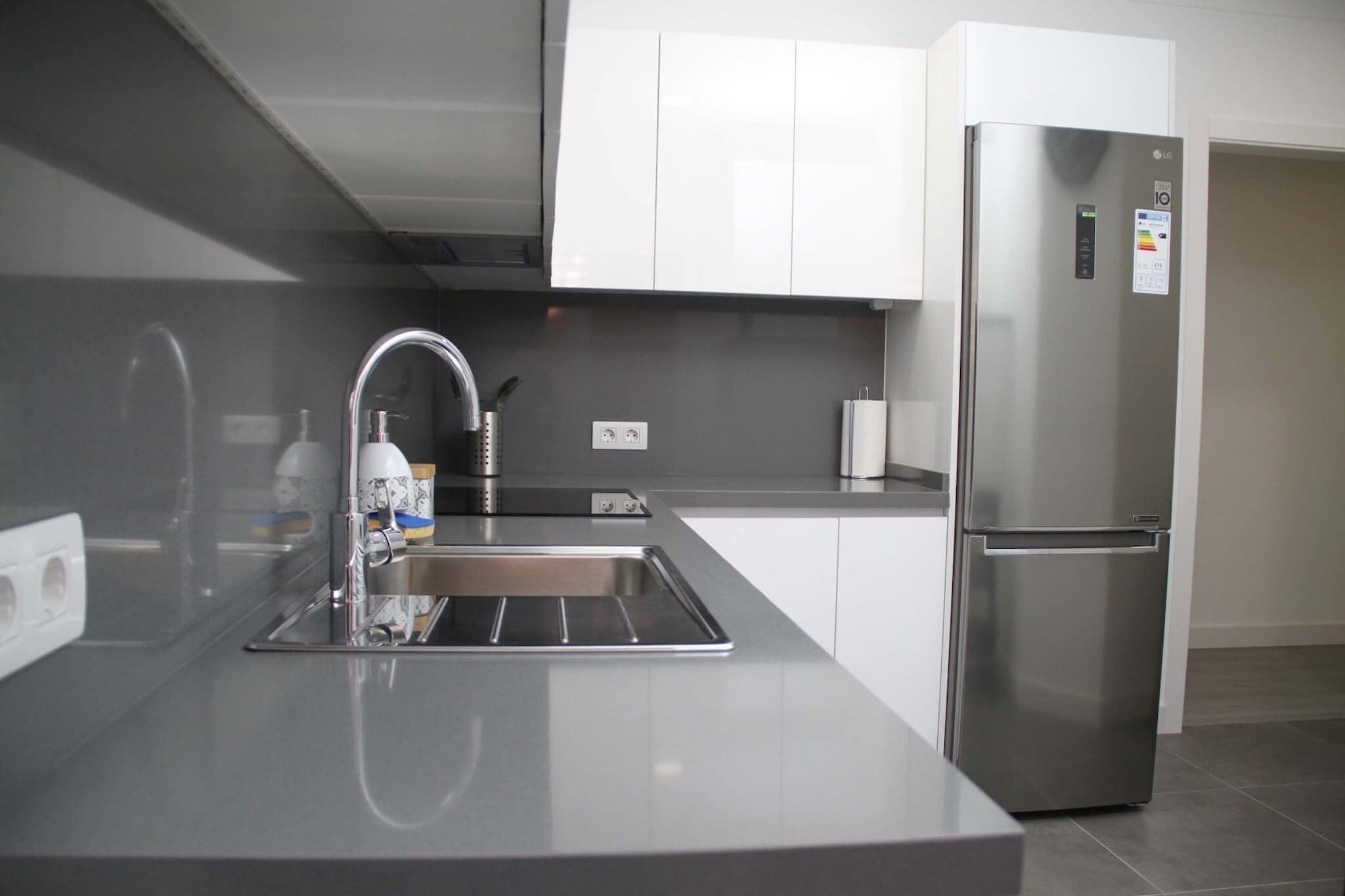 Fridge, microwave, dishwasher, coffee/tea maker