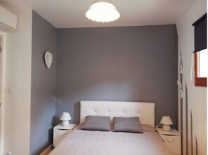 1 habitación, tabla de planchar con plancha, wifi gratis y ropa de cama 