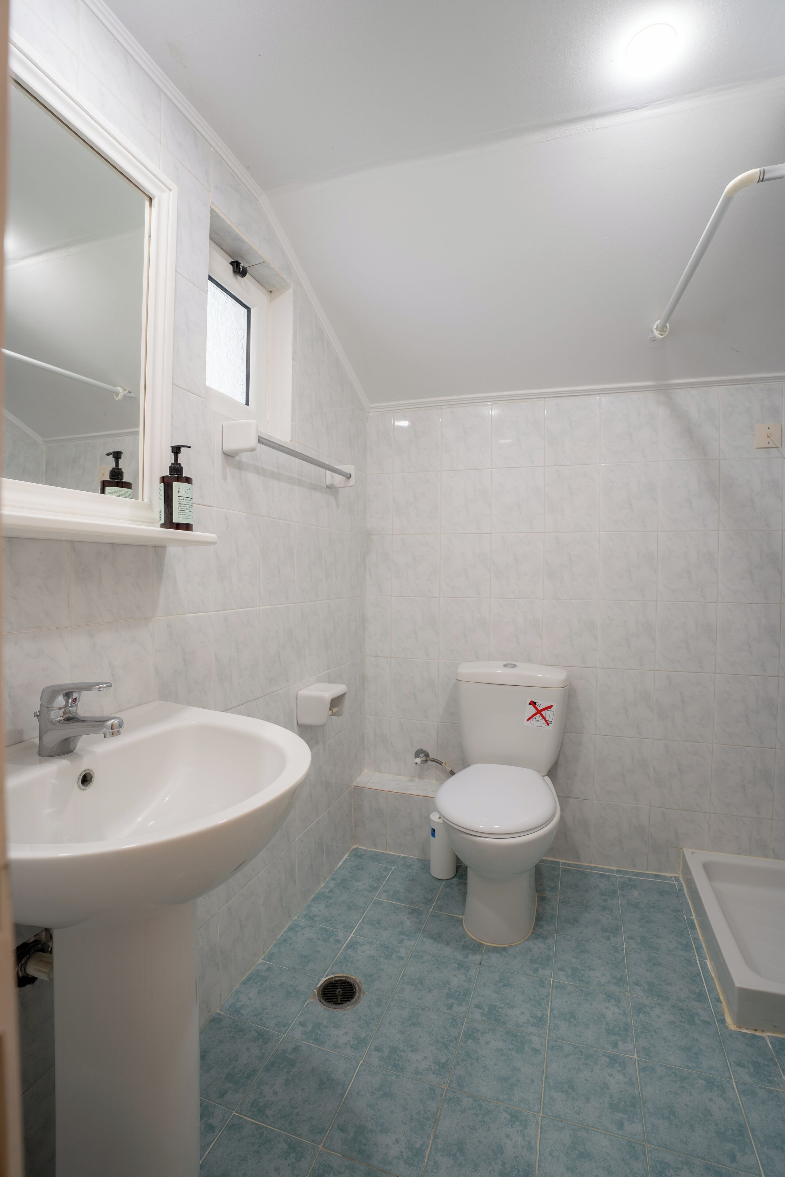 Un baño con lavamanos, inodoro y bañera.
