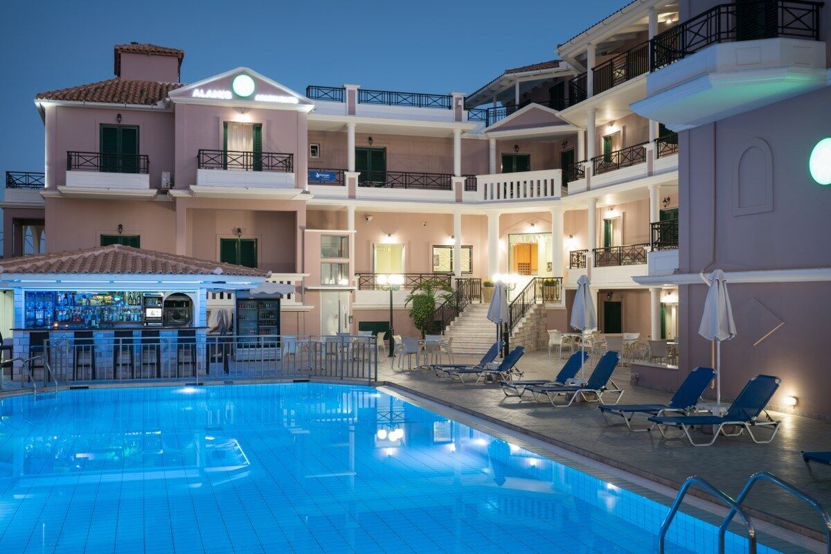 Una piscina al aire libre de temporada