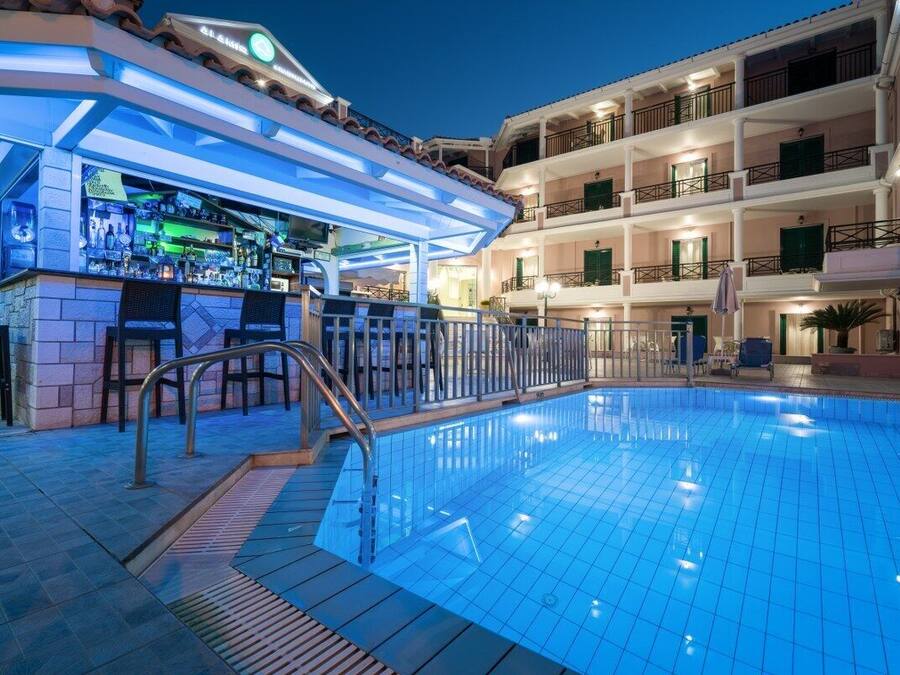 Bar en bord de piscine