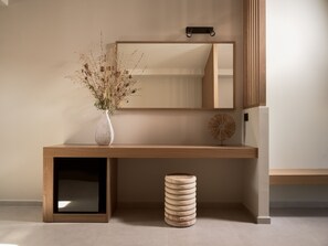 Suite Deluxe, vista mare | Una cassaforte in camera, insonorizzazione, ferro/asse da stiro