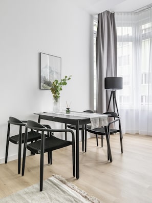 Suite XL with sofa bed | In-room dining - Limehome Rosenheim Gillitzerstraße (Rosenheim)