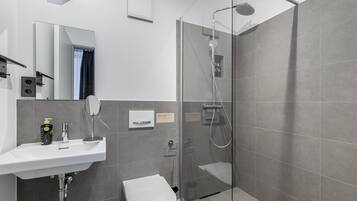 Single Suite | Baño | Amenidades de baño ecológicas, secadora de cabello, toallas