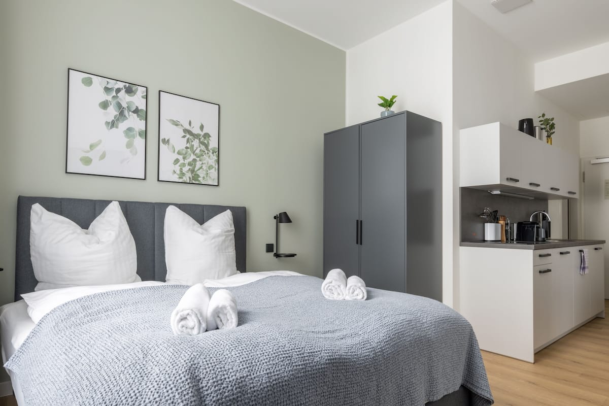 Suite M | 1 Schlafzimmer, Schreibtisch, laptopgeeigneter Arbeitsplatz