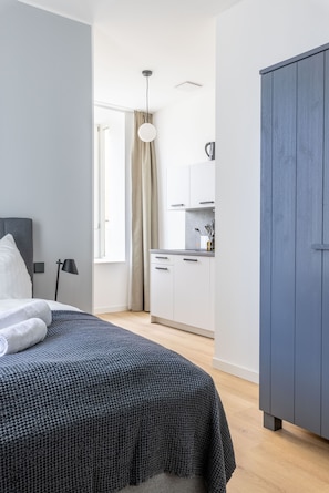 Suite M | Desk, laptop workspace, free WiFi, bed sheets - Limehome Rosenheim Gillitzerstraße (Rosenheim)