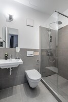 Single Suite | 浴室 | 环保洗浴用品、吹风机、毛巾