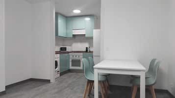 Frigorífico, microondas, horno y placa de cocina