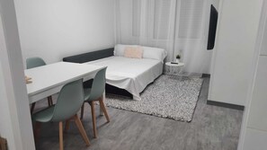2 Schlafzimmer, Schreibtisch, Bügeleisen/Bügelbrett, kostenloses WLAN