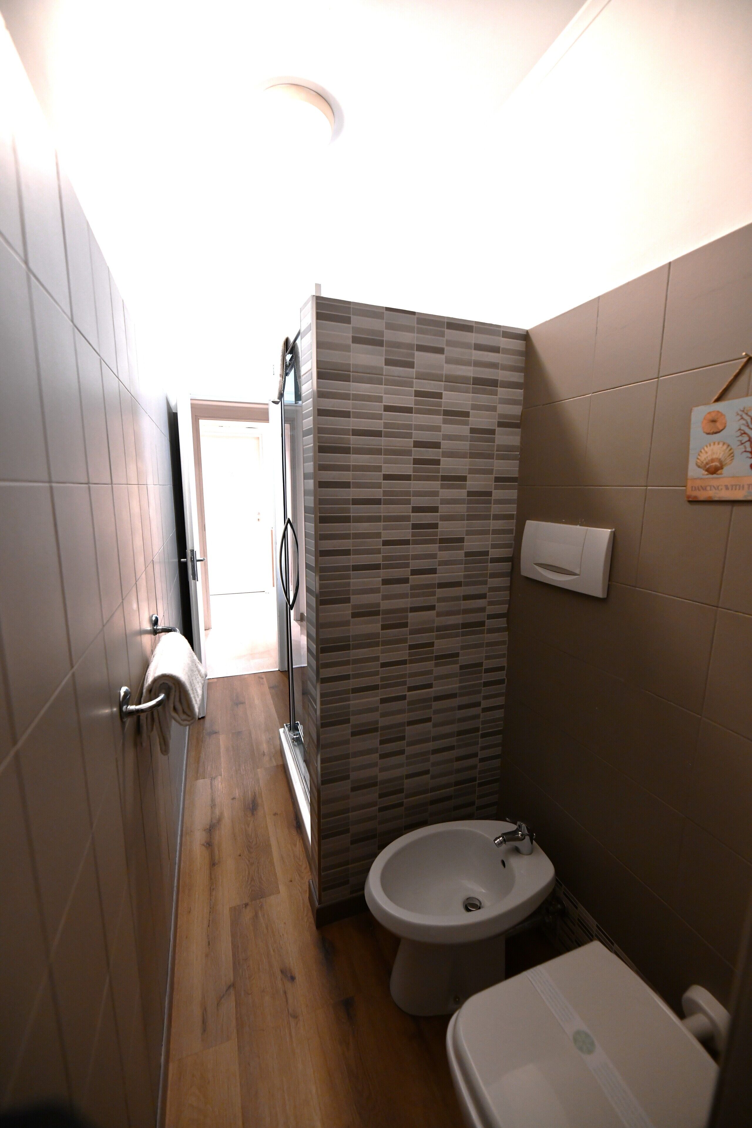 rainfall showerhead, free toiletries, hair dryer, towels