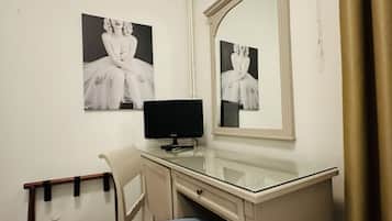 Ropa de cama de alta calidad, cubrecamas y minibar