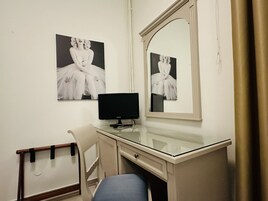 Singola Business | Biancheria da letto di alta qualità, copriletto in piuma, minibar